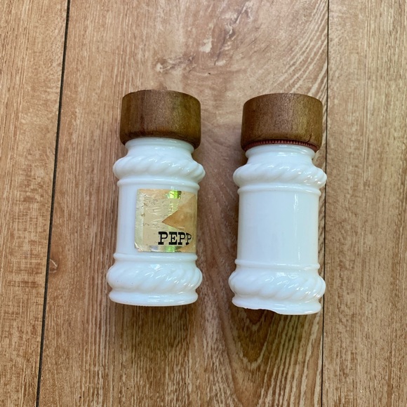 Vintage milk glass salt & pepper shakers - Picture 2 of 9
